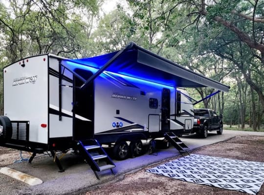 Bougie glamping! 2023 Alpha Wolf - sleeps 8, FULLY STOCKED!