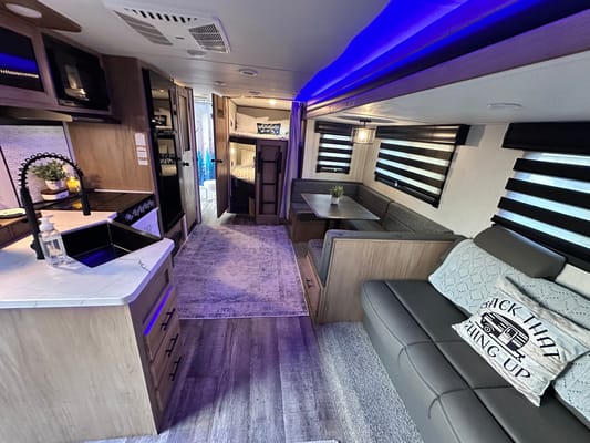 Bougie glamping! 2023 Alpha Wolf - sleeps 8, FULLY STOCKED!