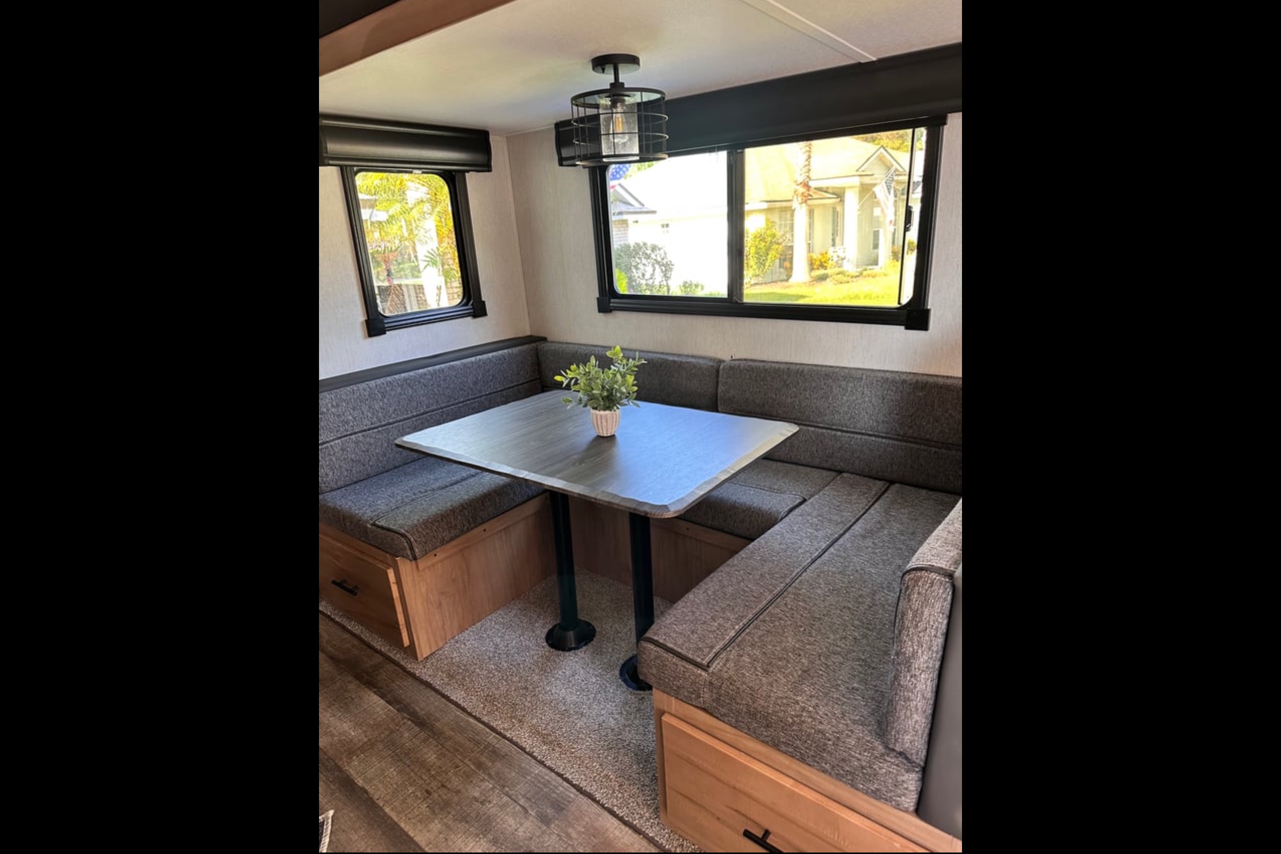 Bougie glamping! 2023 Alpha Wolf - sleeps 8, FULLY STOCKED!