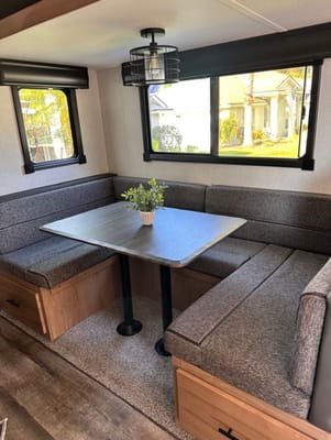 Bougie glamping! 2023 Alpha Wolf - sleeps 8, FULLY STOCKED!