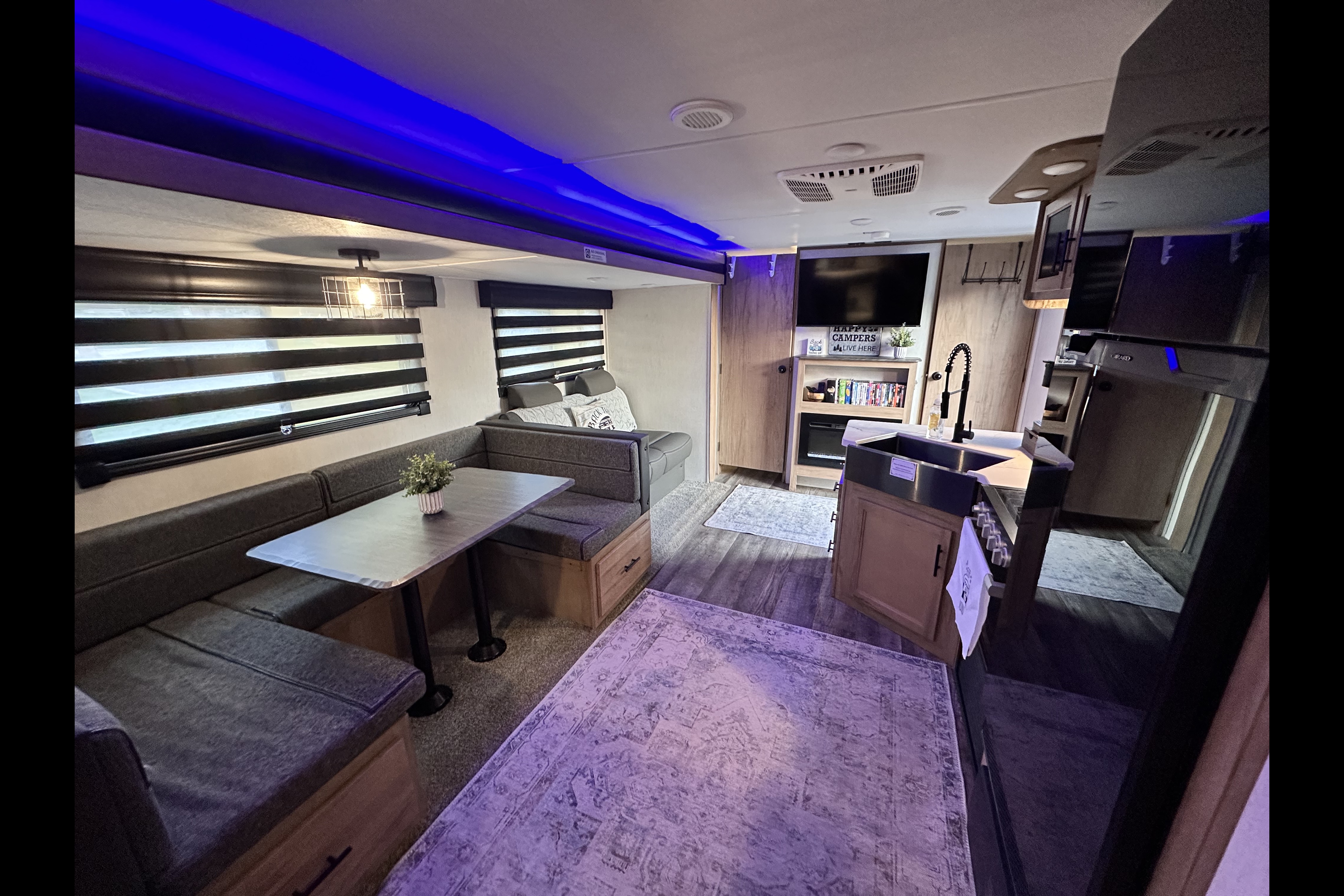 Bougie glamping! 2023 Alpha Wolf - sleeps 8, FULLY STOCKED!