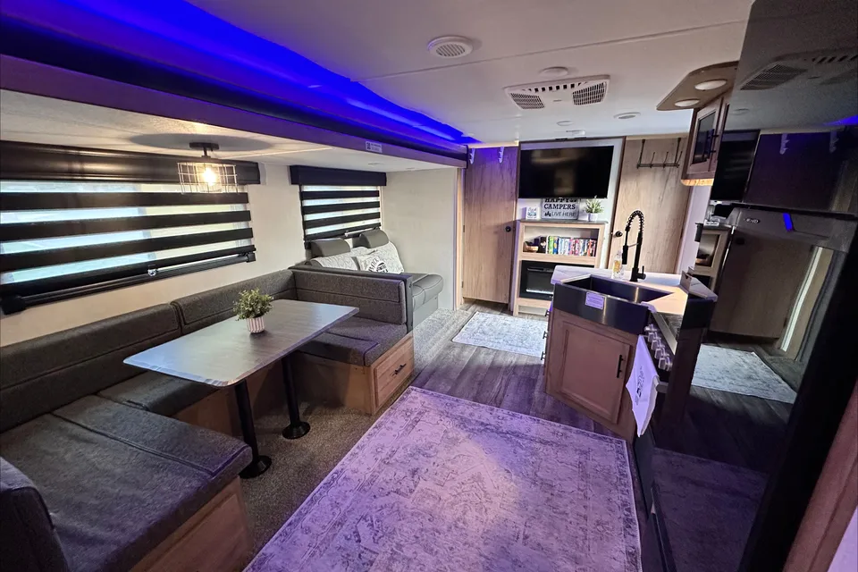 Bougie glamping! 2023 Alpha Wolf - sleeps 8, FULLY STOCKED!