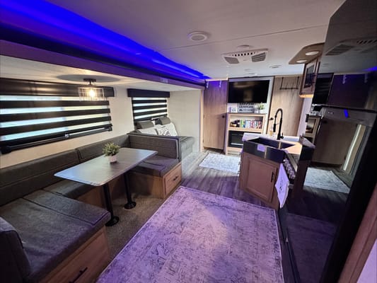 Bougie glamping! 2023 Alpha Wolf - sleeps 8, FULLY STOCKED!
