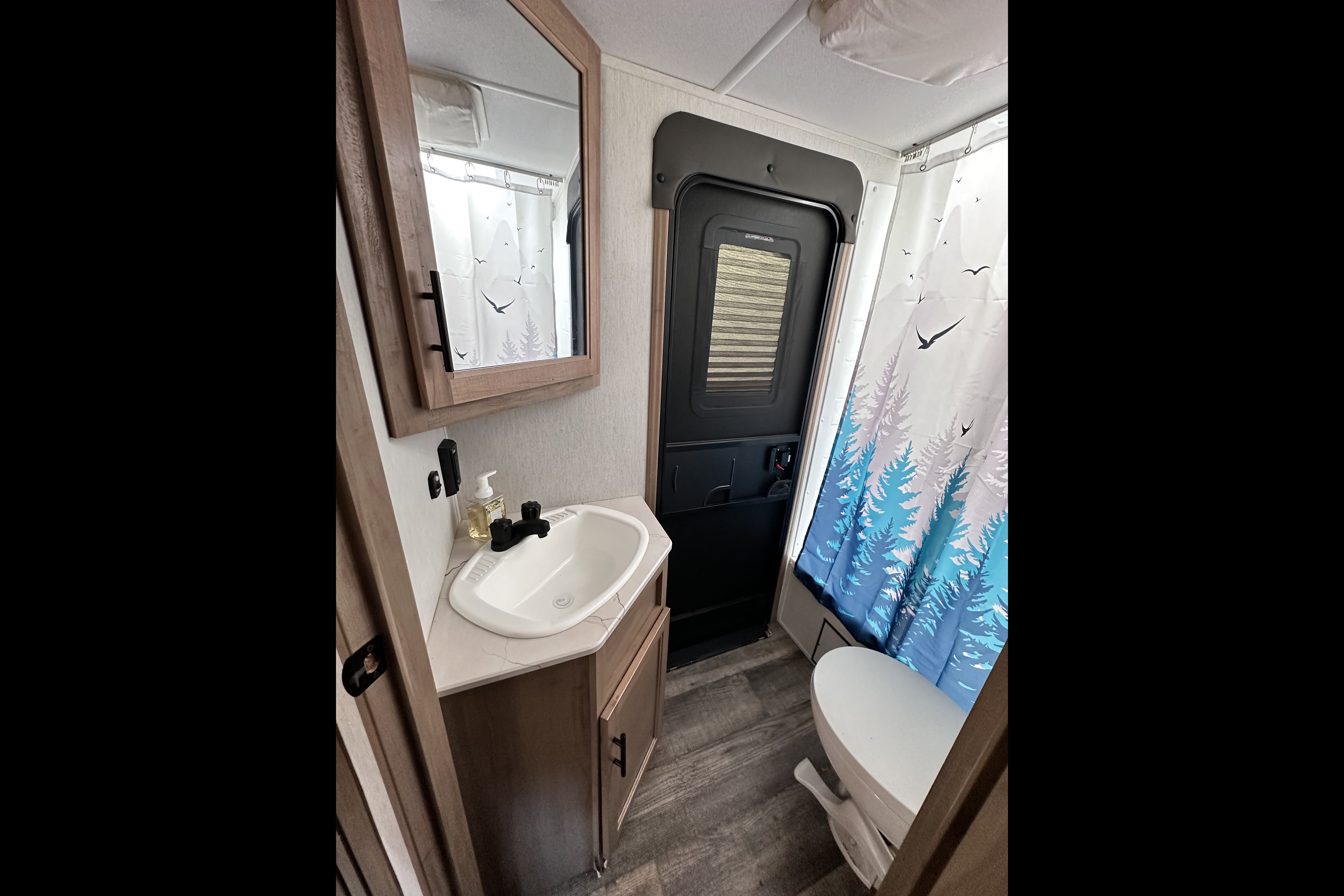 Bougie glamping! 2023 Alpha Wolf - sleeps 8, FULLY STOCKED!