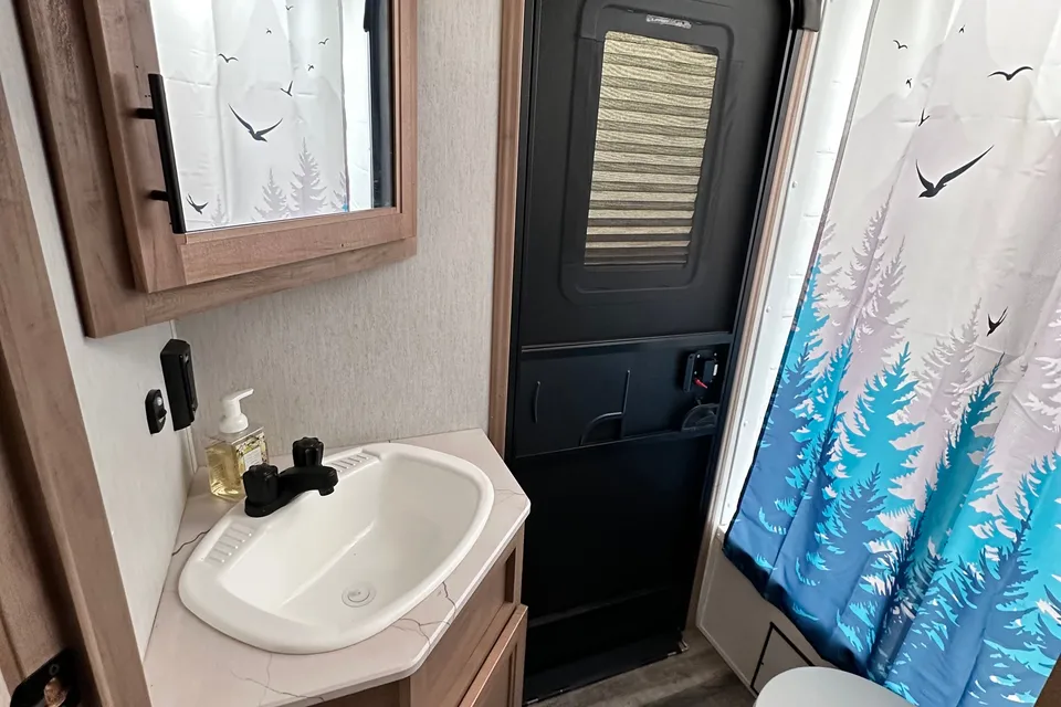 Bougie glamping! 2023 Alpha Wolf - sleeps 8, FULLY STOCKED!