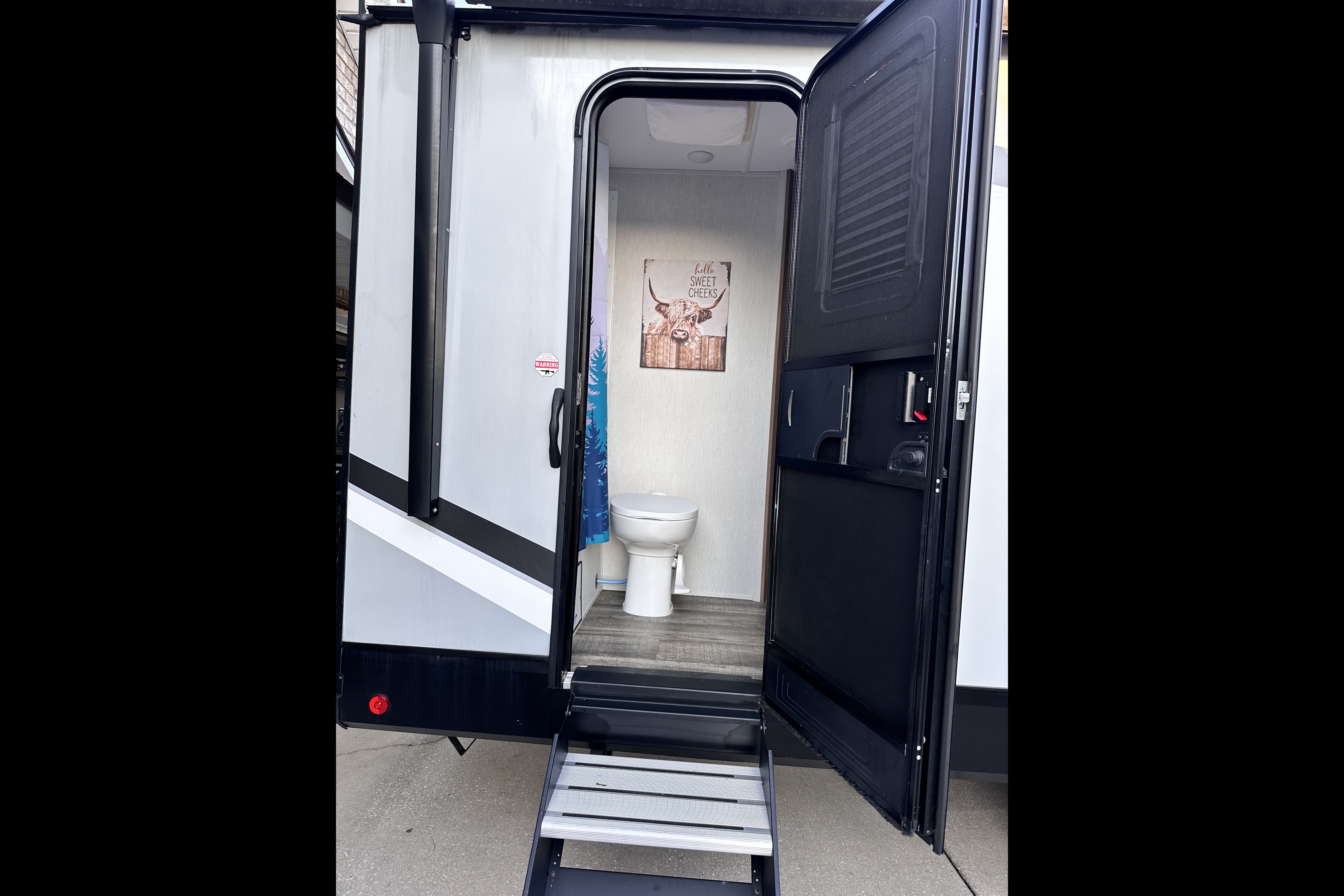 Bougie glamping! 2023 Alpha Wolf - sleeps 8, FULLY STOCKED!