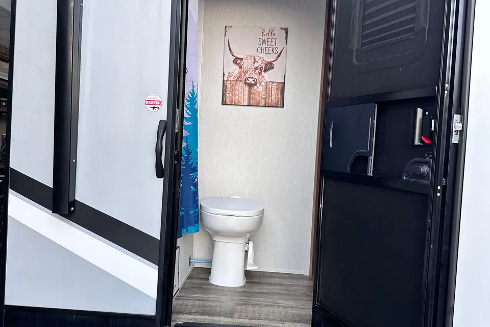 Bougie glamping! 2023 Alpha Wolf - sleeps 8, FULLY STOCKED!