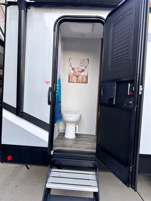 Bougie glamping! 2023 Alpha Wolf - sleeps 8, FULLY STOCKED!