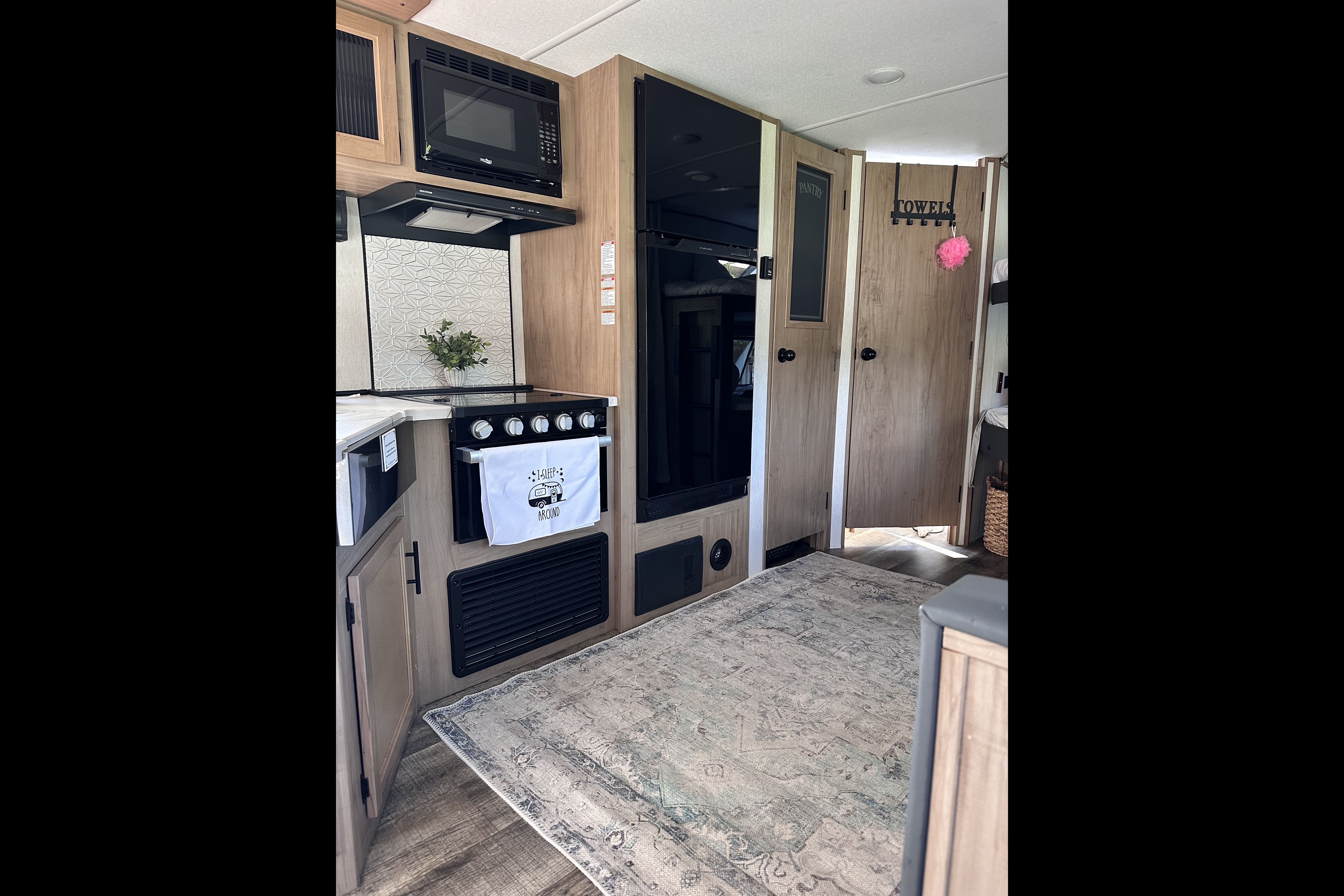 Bougie glamping! 2023 Alpha Wolf - sleeps 8, FULLY STOCKED!