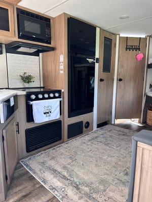 Bougie glamping! 2023 Alpha Wolf - sleeps 8, FULLY STOCKED!