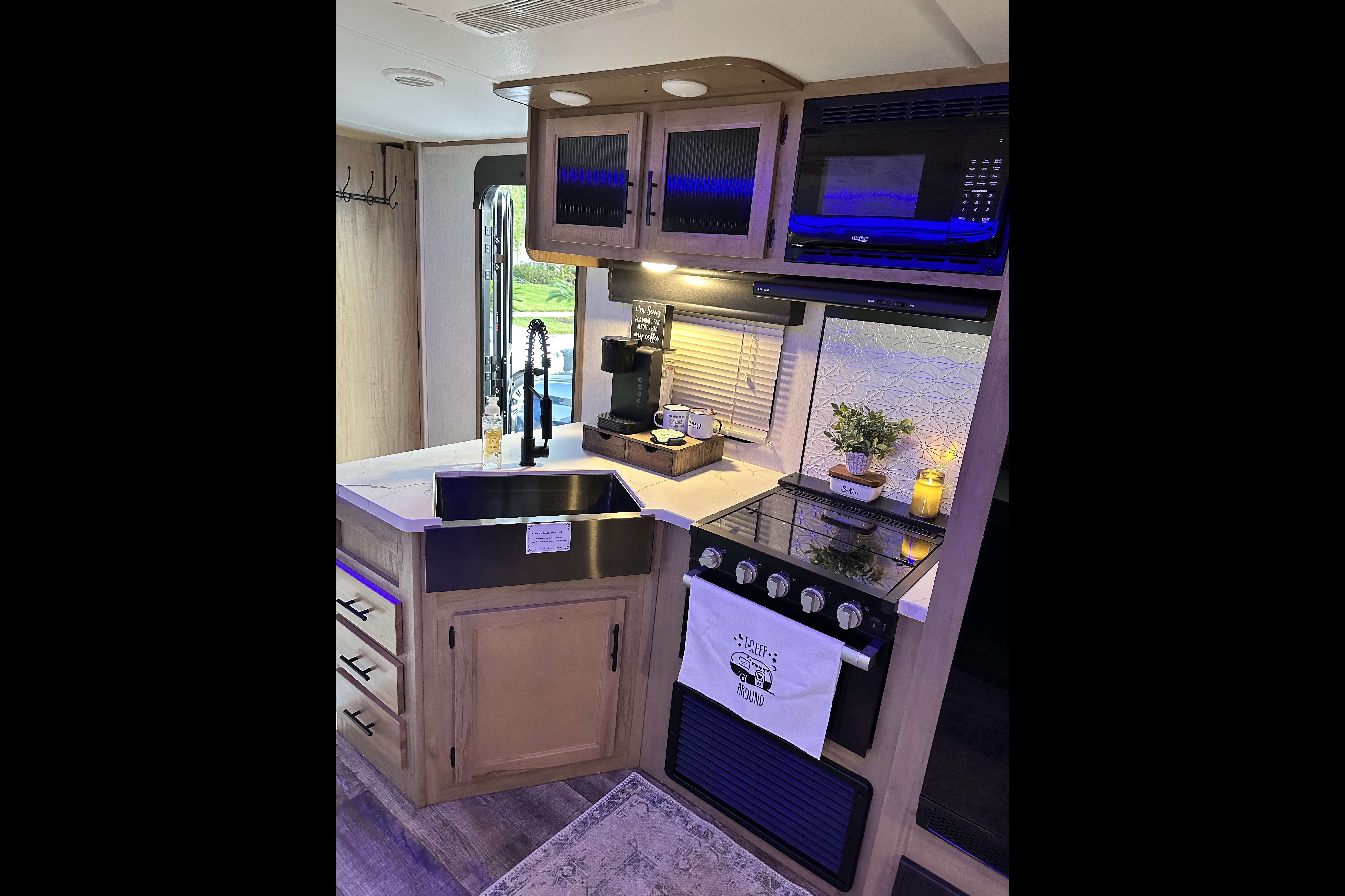 Bougie glamping! 2023 Alpha Wolf - sleeps 8, FULLY STOCKED!