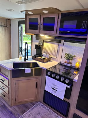 Bougie glamping! 2023 Alpha Wolf - sleeps 8, FULLY STOCKED!