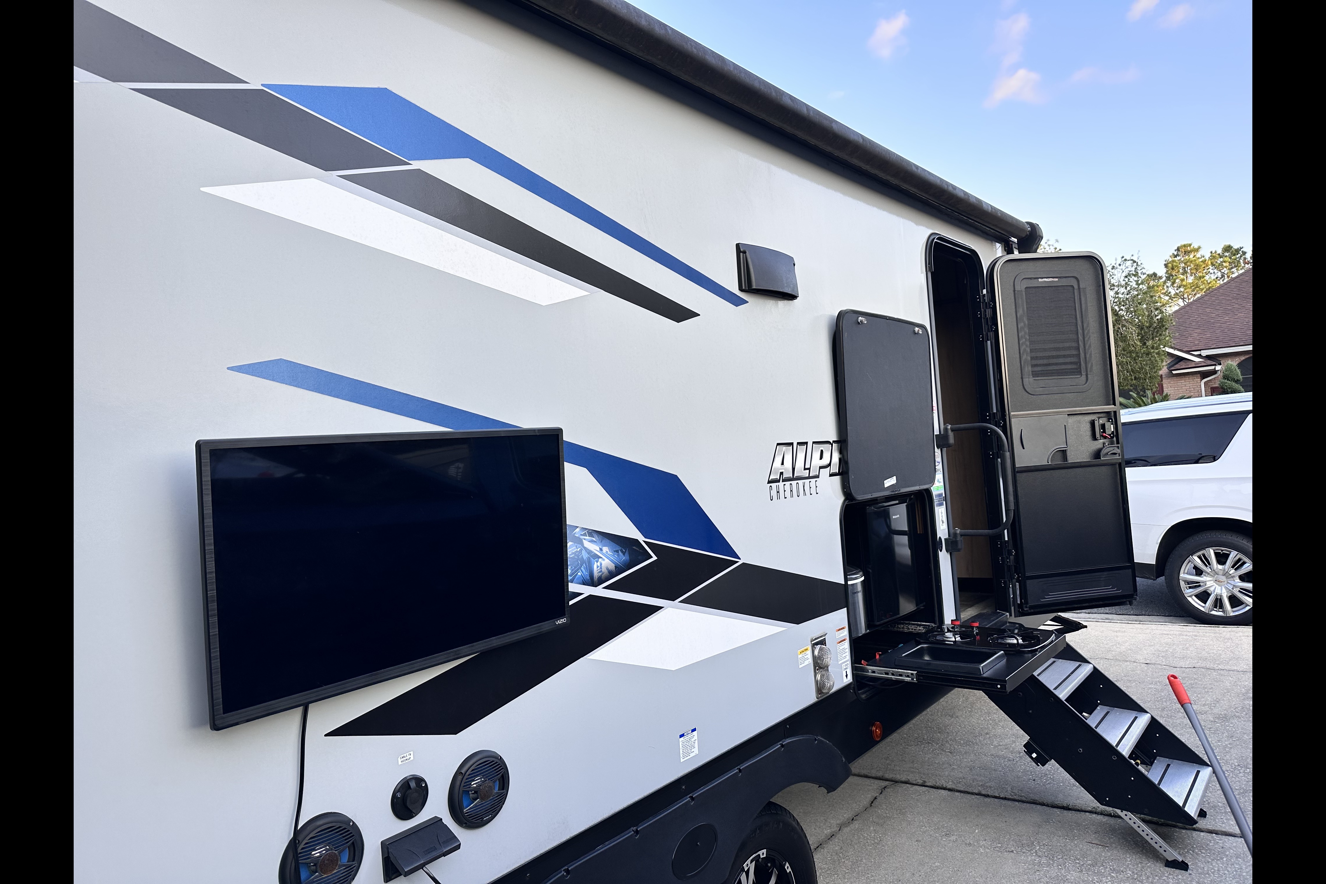Bougie glamping! 2023 Alpha Wolf - sleeps 8, FULLY STOCKED!