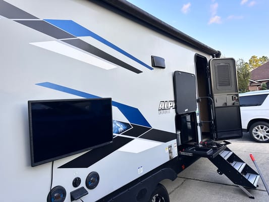 Bougie glamping! 2023 Alpha Wolf - sleeps 8, FULLY STOCKED!