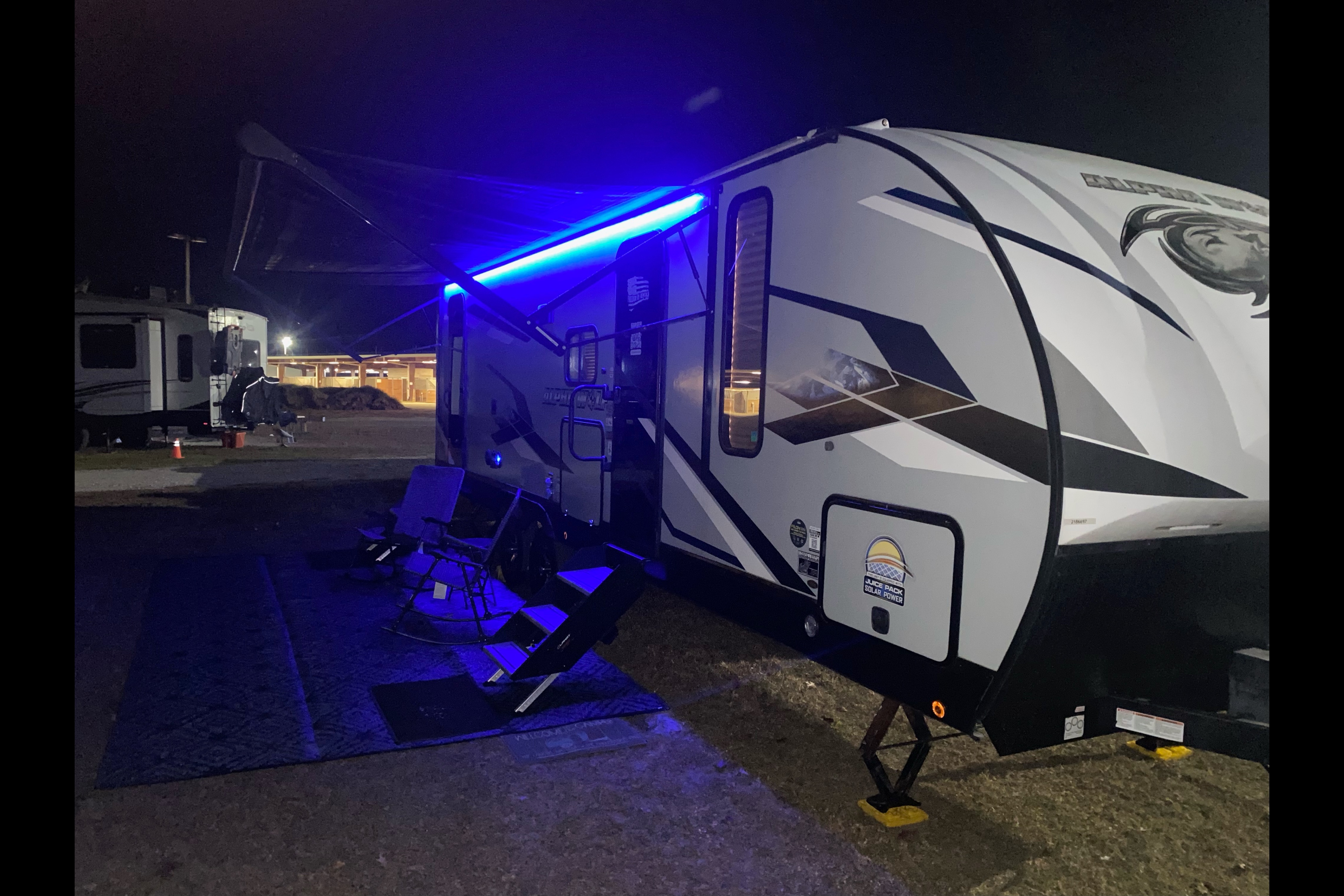 Bougie glamping! 2023 Alpha Wolf - sleeps 8, FULLY STOCKED!