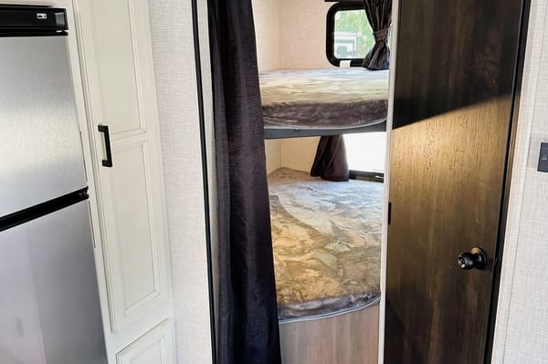 Mockingbird Rentals: Highland Ridge RV Open Range 26BHS Travel Trailer