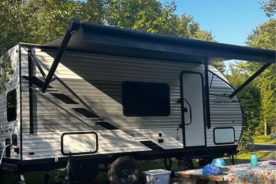 Émilie's East to West Della Terra 170 Travel Trailer