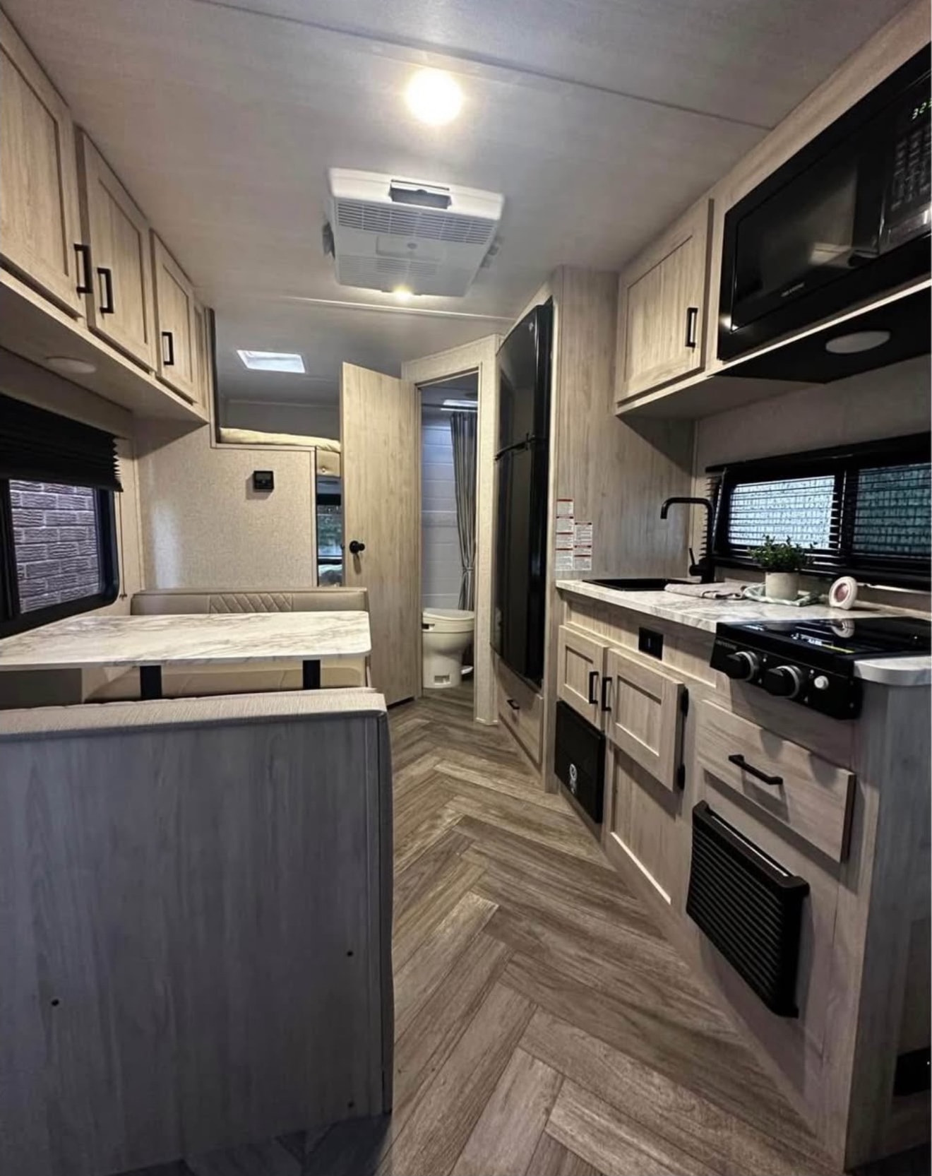 Émilie's East to West Della Terra 170 Travel Trailer