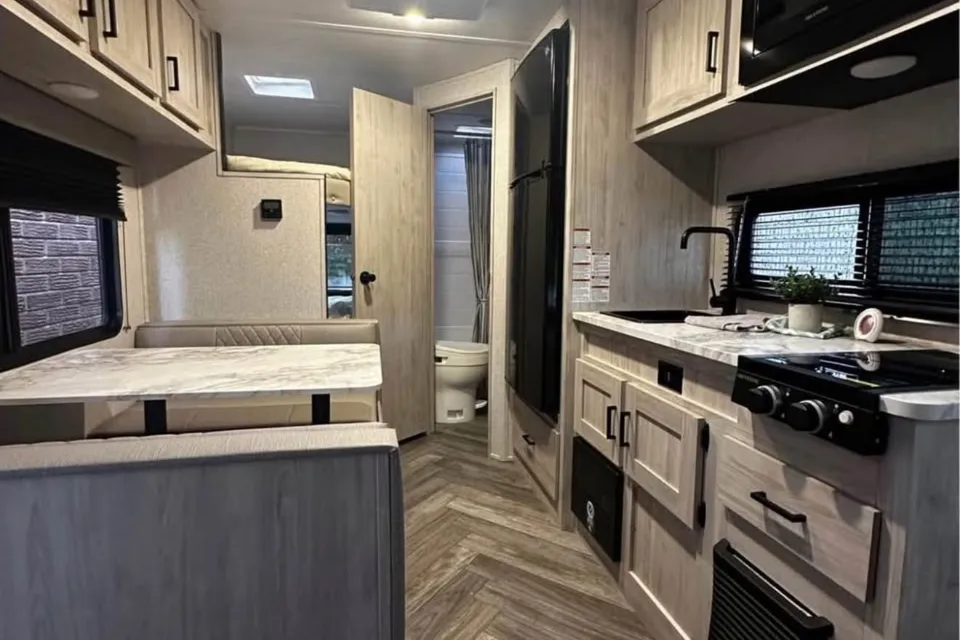 Émilie's East to West Della Terra 170 Travel Trailer
