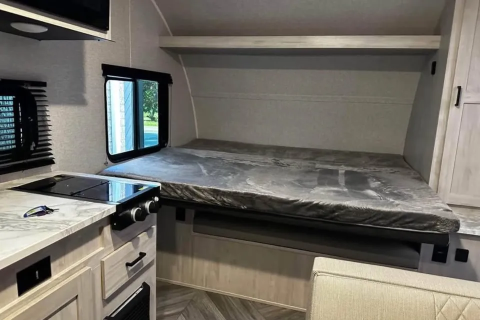 Émilie's East to West Della Terra 170 Travel Trailer