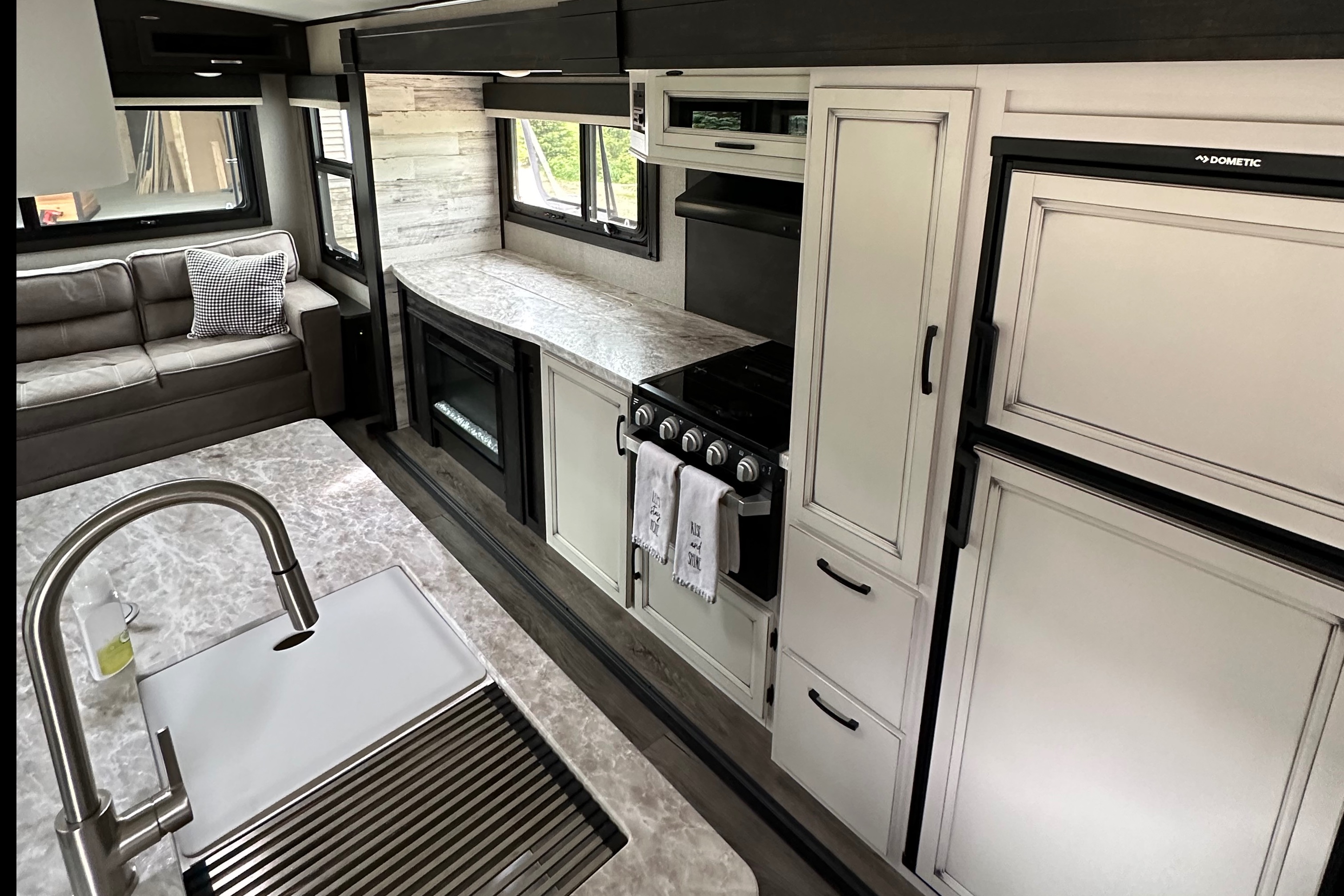 Spacious Glamping_Sleeps 4_
