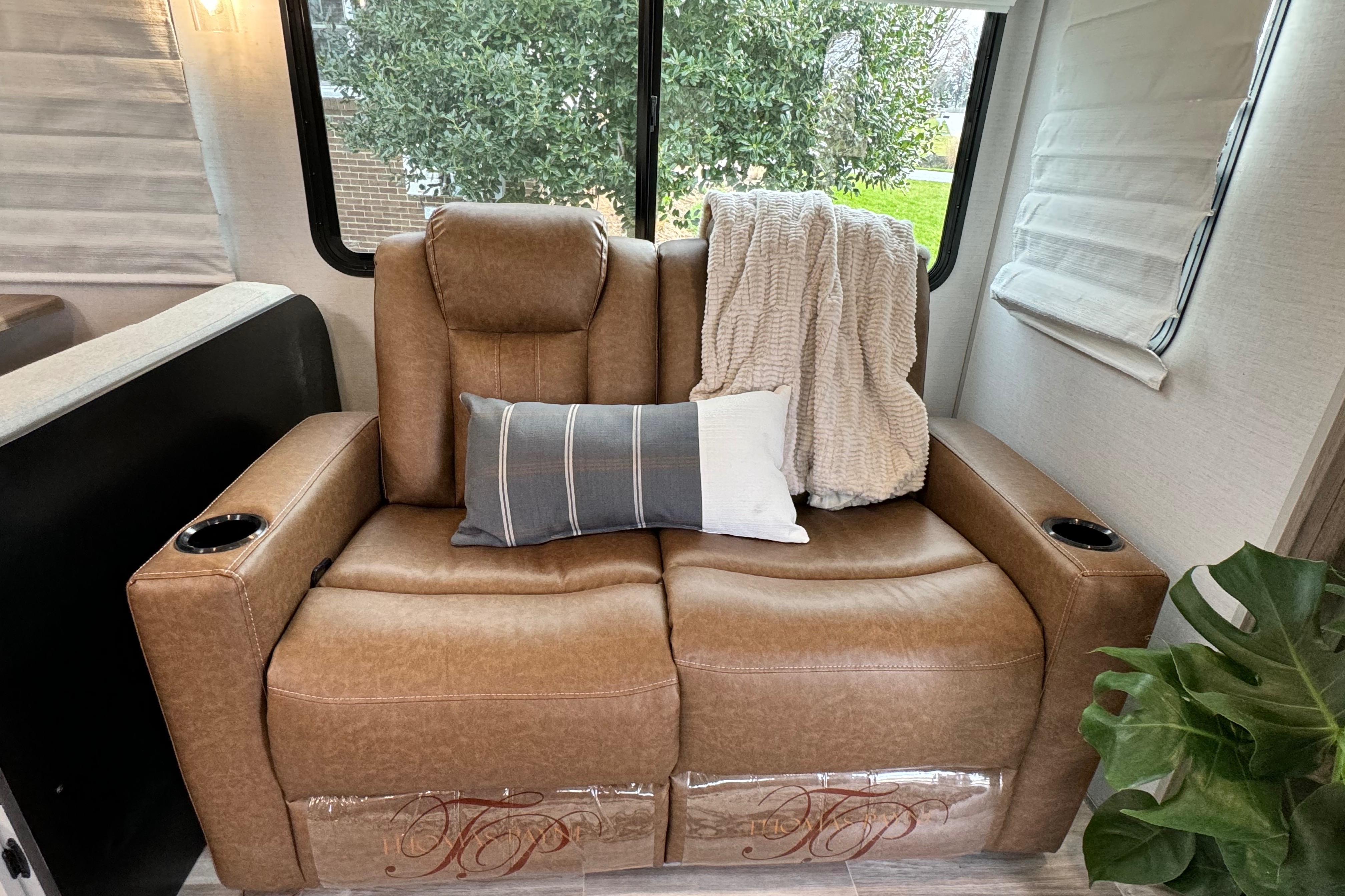 2024 Luxurious, Loaded & Spacious 2 Bdrm with kids bunkroom. Pet's Free!