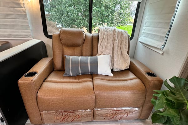 2024 Luxurious, Loaded & Spacious 2 Bdrm with kids bunkroom. Pet's Free!