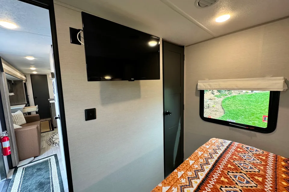 2024 Luxurious, Loaded & Spacious 2 Bdrm with kids bunkroom. Pet's Free!