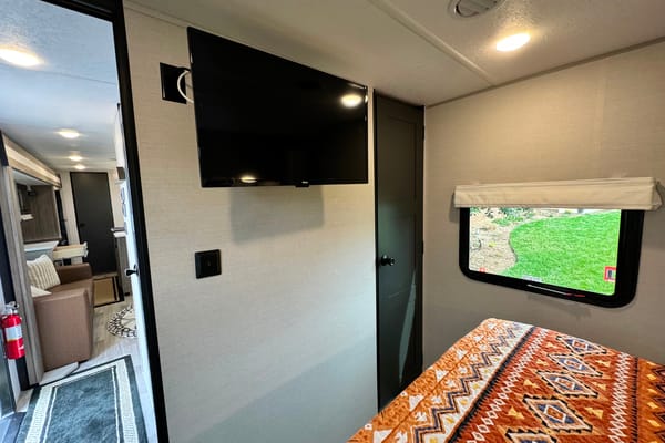 2024 Luxurious, Loaded & Spacious 2 Bdrm with kids bunkroom. Pet's Free!