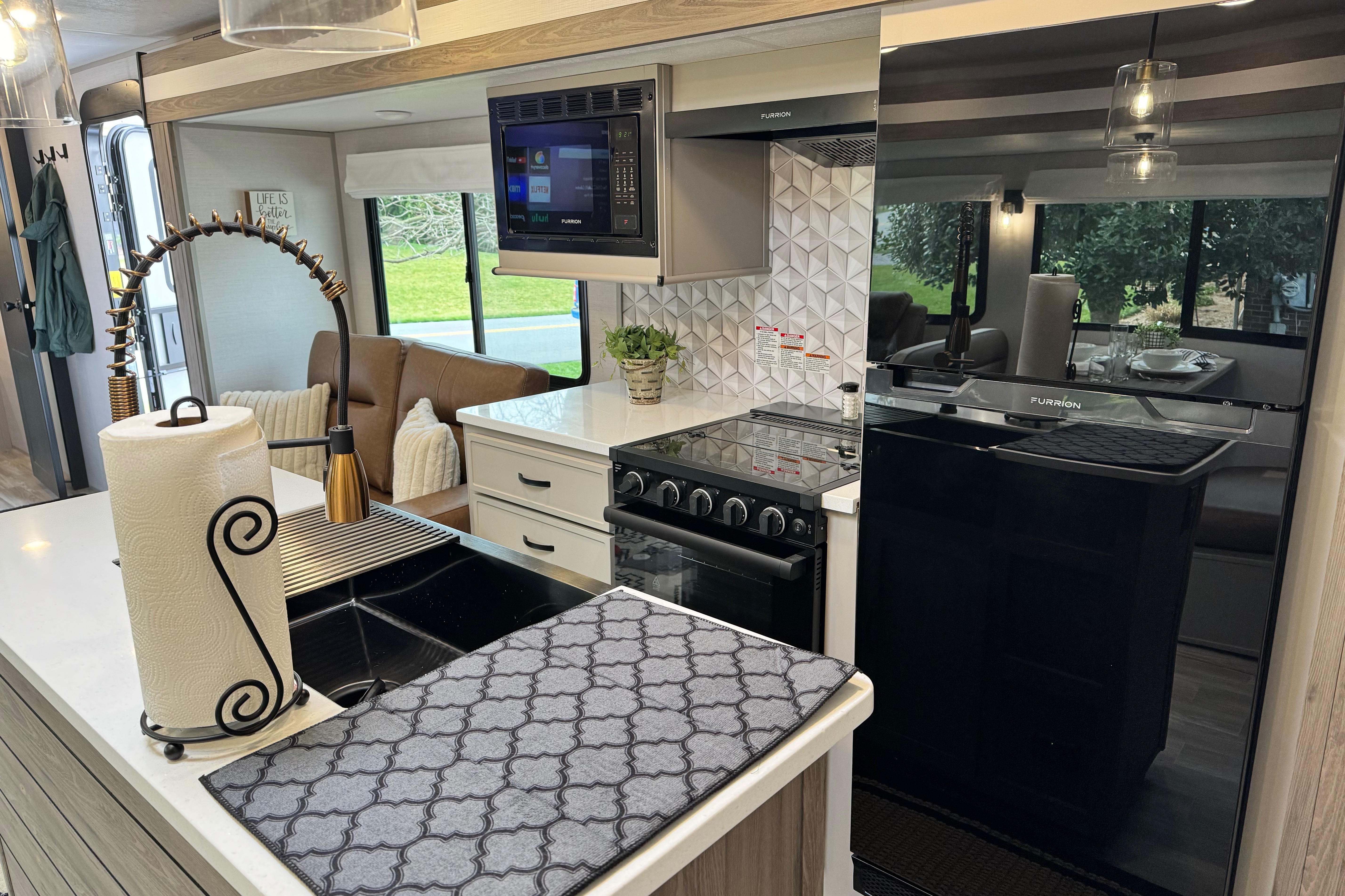 2024 Luxurious, Loaded & Spacious 2 Bdrm with kids bunkroom. Pet's Free!