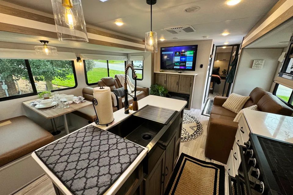 2024 Luxurious, Loaded & Spacious 2 Bdrm with kids bunkroom. Pet's Free!
