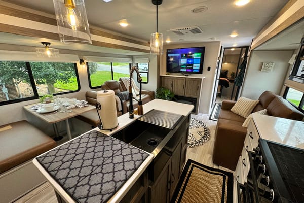 2024 Luxurious, Loaded & Spacious 2 Bdrm with kids bunkroom. Pet's Free!