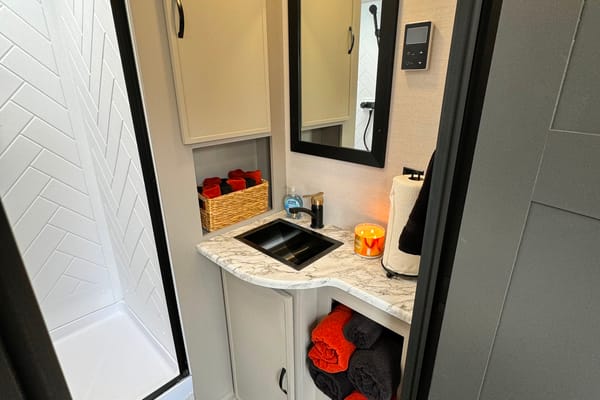 2024 Luxurious, Loaded & Spacious 2 Bdrm with kids bunkroom. Pet's Free!