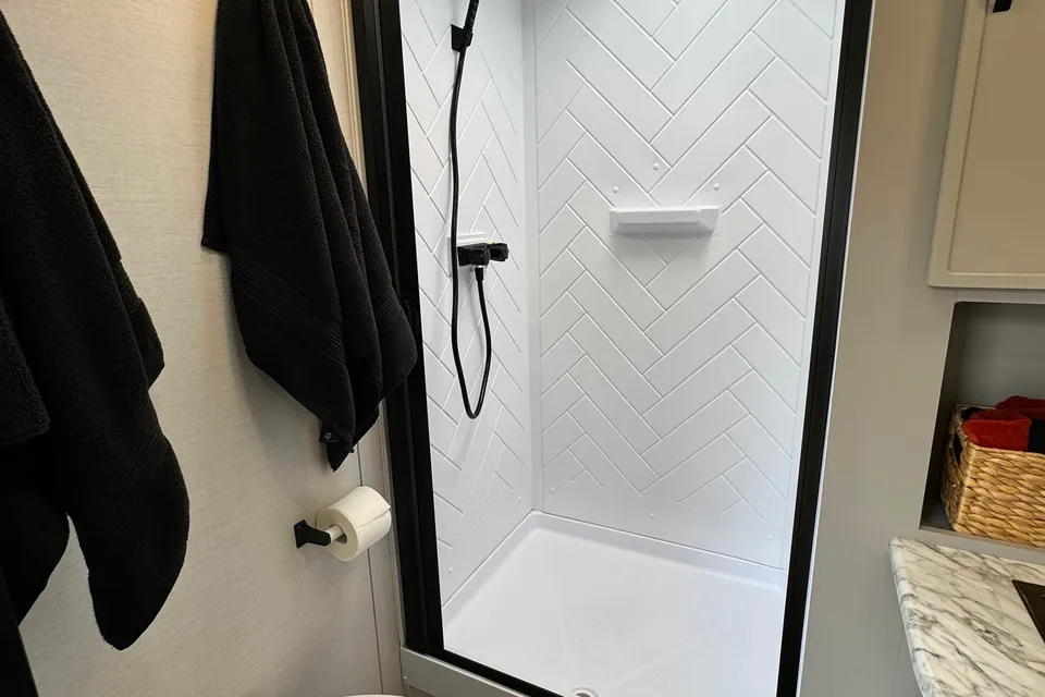 2024 Luxurious, Loaded & Spacious 2 Bdrm with kids bunkroom. Pet's Free!