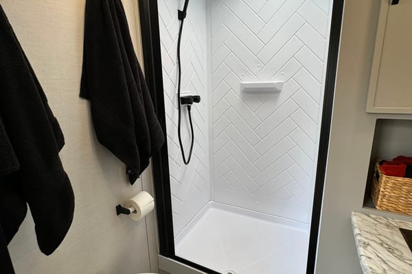 2024 Luxurious, Loaded & Spacious 2 Bdrm with kids bunkroom. Pet's Free!