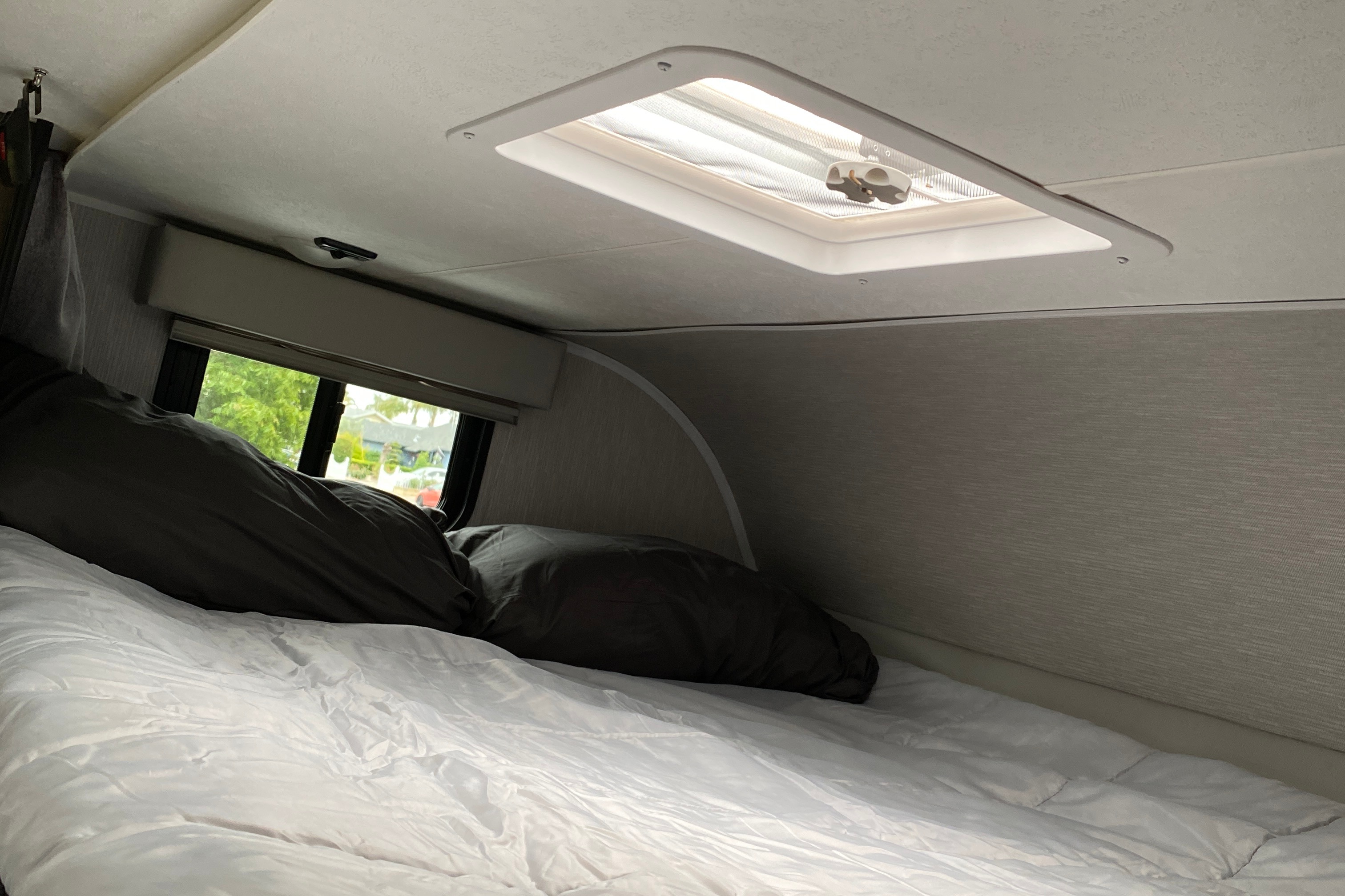 Meet Calvin! DISCOUNT FOR FIRST RESPONDERS, MILITARY AND NURSES! Easy Driving, Family Friendly, Solar Home Away From Home!