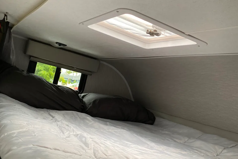 Meet Calvin! DISCOUNT FOR FIRST RESPONDERS, MILITARY AND NURSES! Easy Driving, Family Friendly, Solar Home Away From Home!
