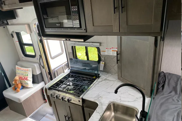 Meet Calvin! DISCOUNT FOR FIRST RESPONDERS, MILITARY AND NURSES! Easy Driving, Family Friendly, Solar Home Away From Home!