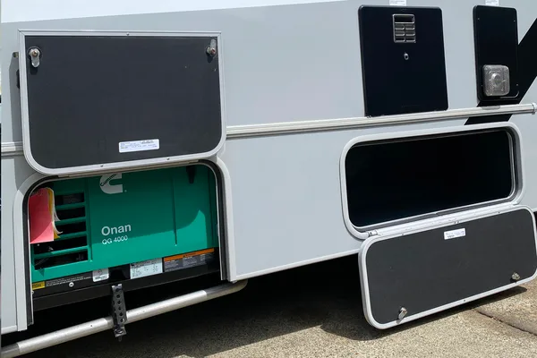 Meet Calvin! DISCOUNT FOR FIRST RESPONDERS, MILITARY AND NURSES! Easy Driving, Family Friendly, Solar Home Away From Home!