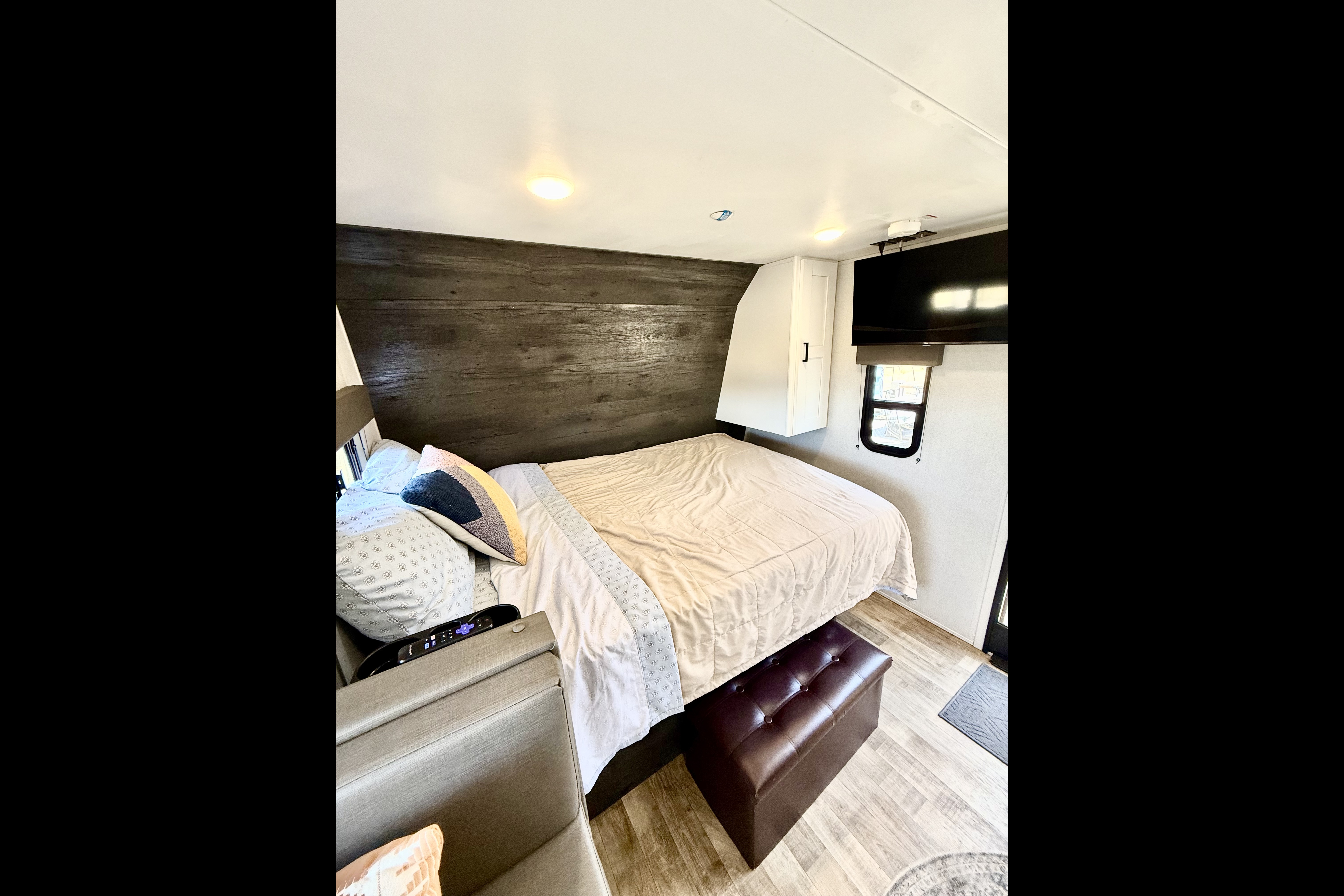 Baker's Keystone Hideout 176BH Travel Trailer