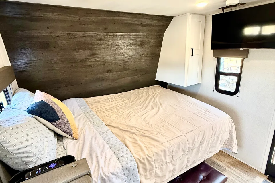Baker's Keystone Hideout 176BH Travel Trailer