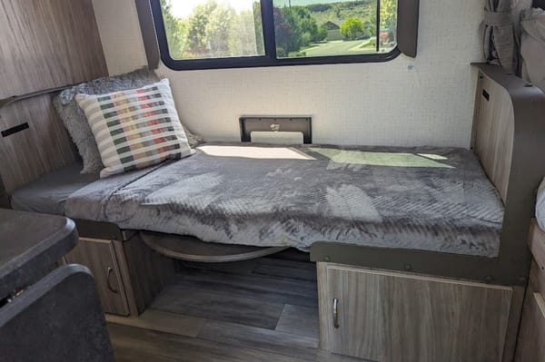 Ready for 2026 - Spacious Yet Compact: 2022 Winnebago - Fits 6, Tows Easy!
