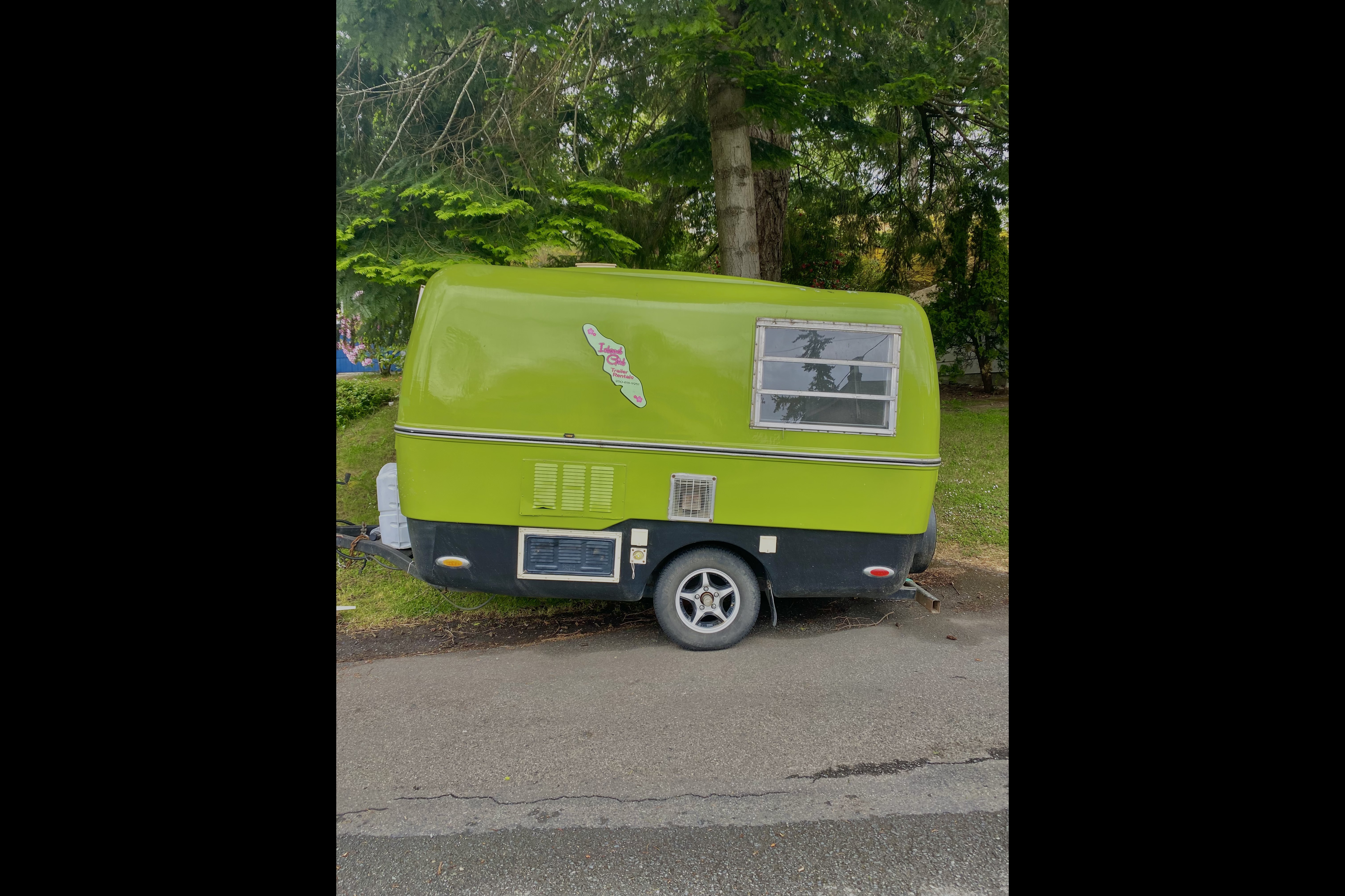 🌲 Vintage Green Trailer for Rent – Cozy, Cute & Camping-Ready! 🌲
