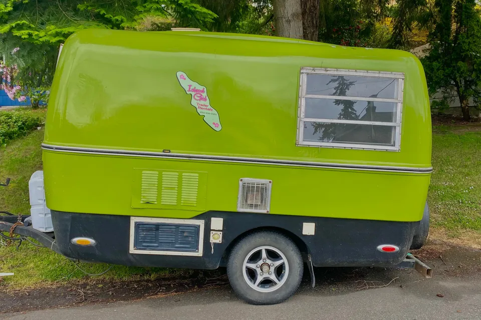 🌲 Vintage Green Trailer for Rent – Cozy, Cute & Camping-Ready! 🌲