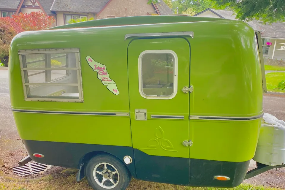 🌲 Vintage Green Trailer for Rent – Cozy, Cute & Camping-Ready! 🌲