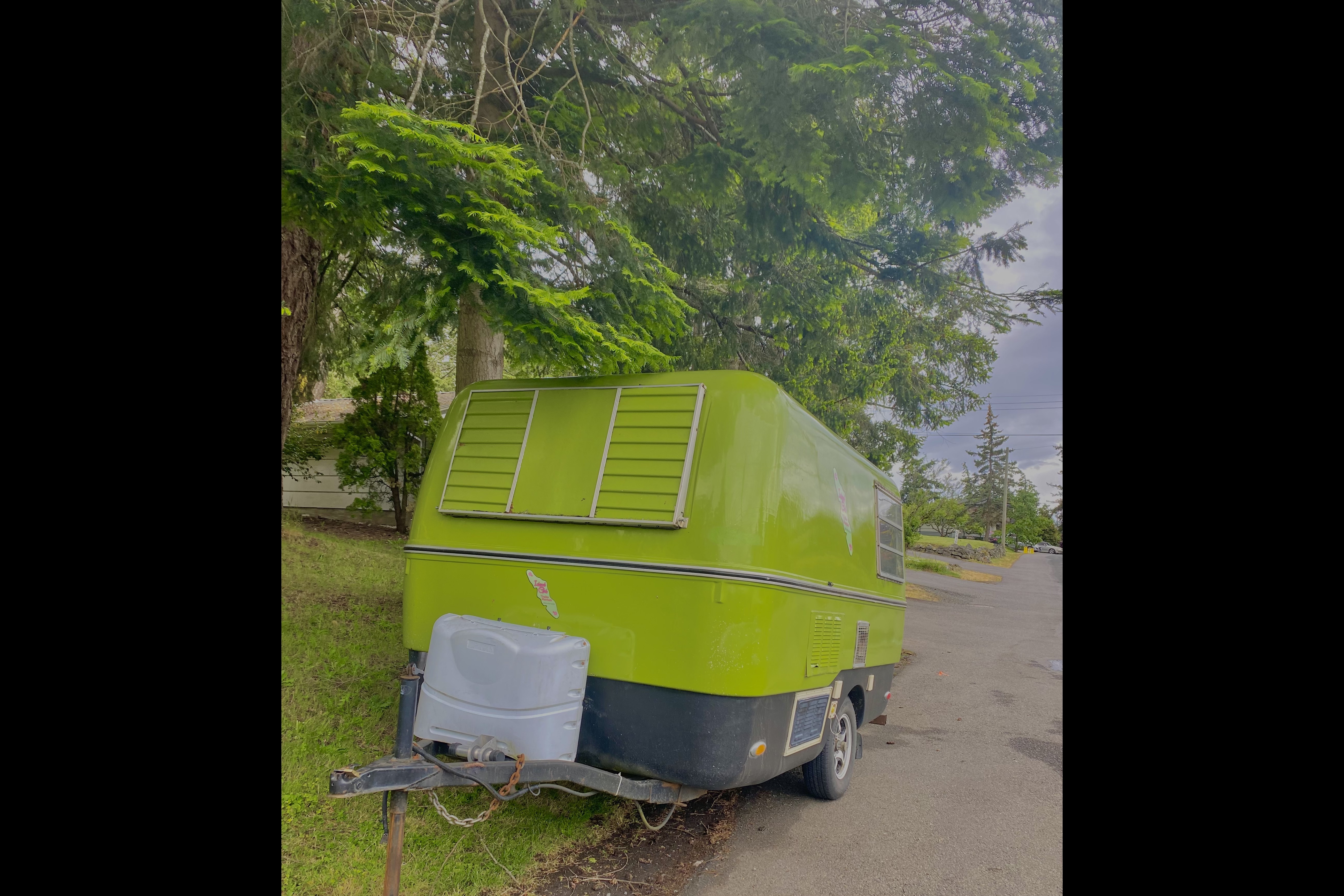 🌲 Vintage Green Trailer for Rent – Cozy, Cute & Camping-Ready! 🌲