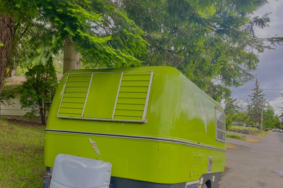 🌲 Vintage Green Trailer for Rent – Cozy, Cute & Camping-Ready! 🌲