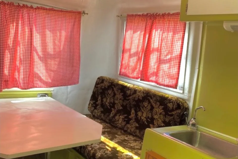 🌲 Vintage Green Trailer for Rent – Cozy, Cute & Camping-Ready! 🌲