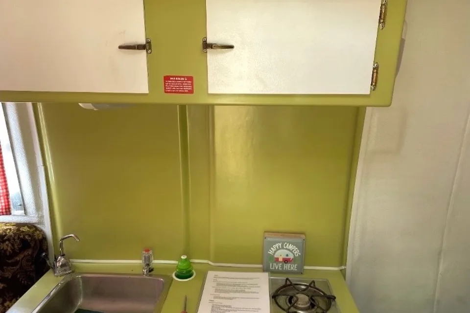 🌲 Vintage Green Trailer for Rent – Cozy, Cute & Camping-Ready! 🌲