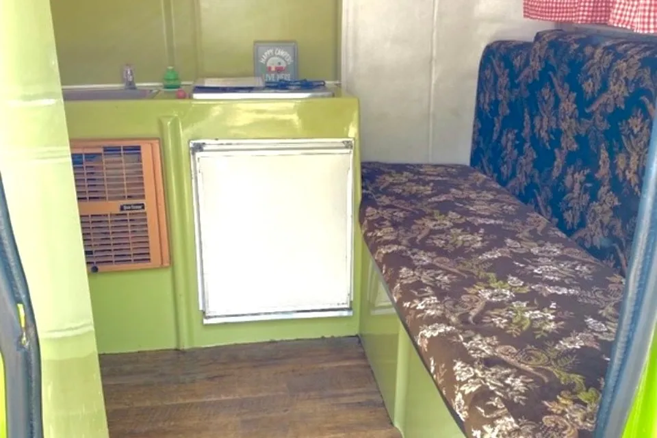 🌲 Vintage Green Trailer for Rent – Cozy, Cute & Camping-Ready! 🌲